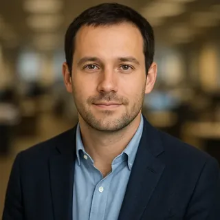 Portrait of Tobias Renn, Reporter, Money & FIRE